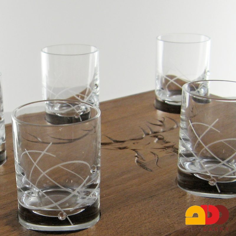 Sada odlivek se dvěma kamínky na dřevěném tácku s jelenem