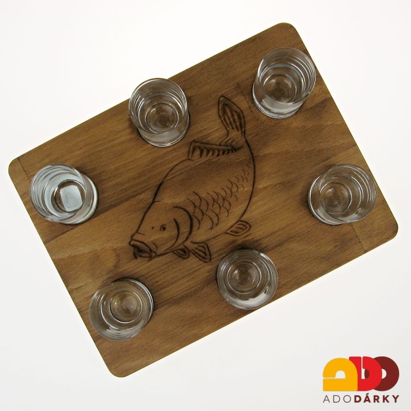 Sada odlivek na dřevěném tácku s kaprem