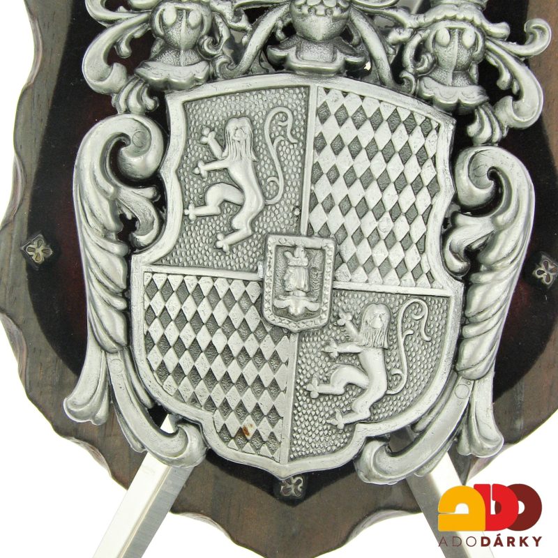 Kovový erb s meči na dřevě 28 cm