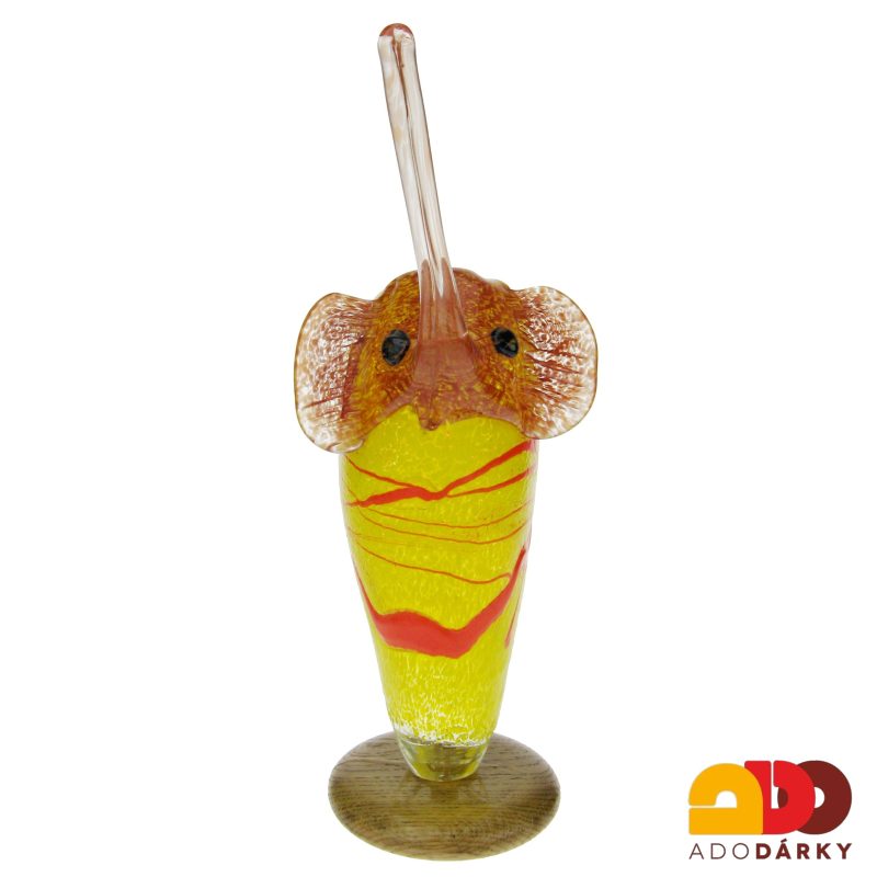 Skleněný slon na dřevěném podstavci 332 cm