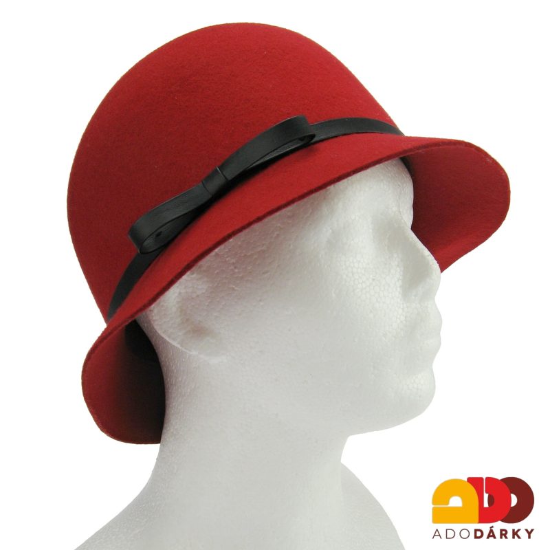 Červený plstěný klobouk s černou mašlí