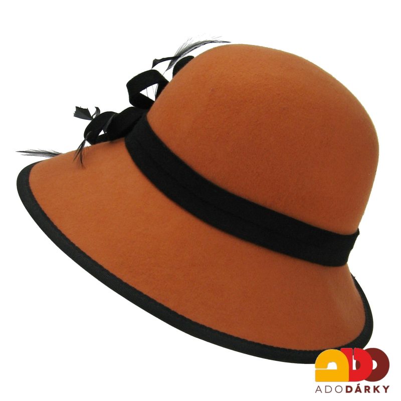Oranžový plstěný klobouk s peřím