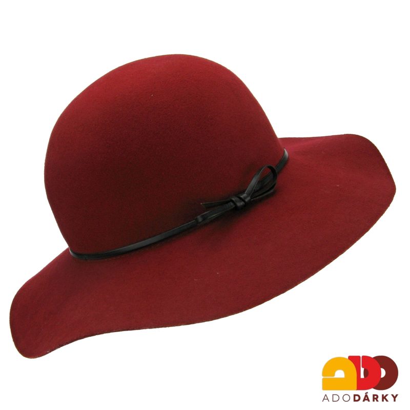 Červený tmavší plstěný klobouk s koženým řemínkem