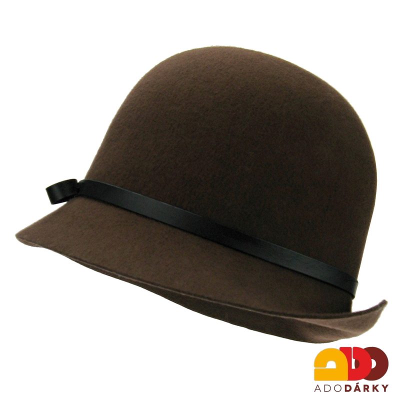 Hnědý plstěný klobouk vysoký s kulatou střechou