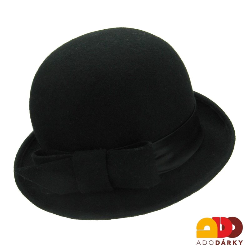 Černý plstěný klobouk se stuhou a mašlí