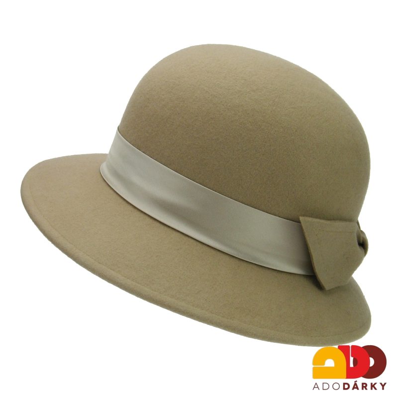 Béžový plstěný klobouk se stuhou a mašlí