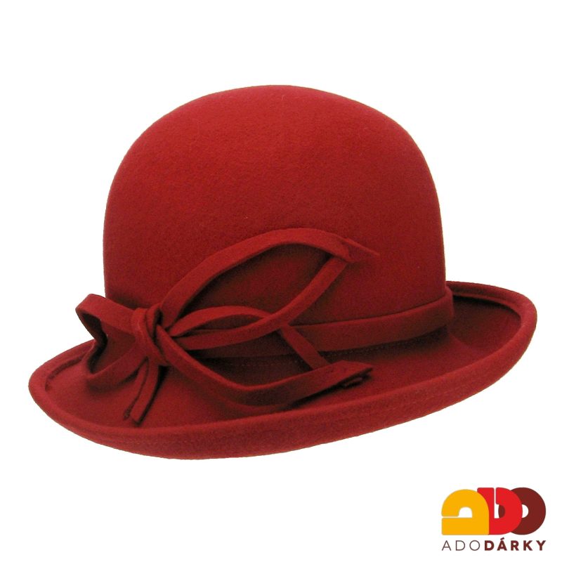 červený plstěný klobouk s velkou mašlí