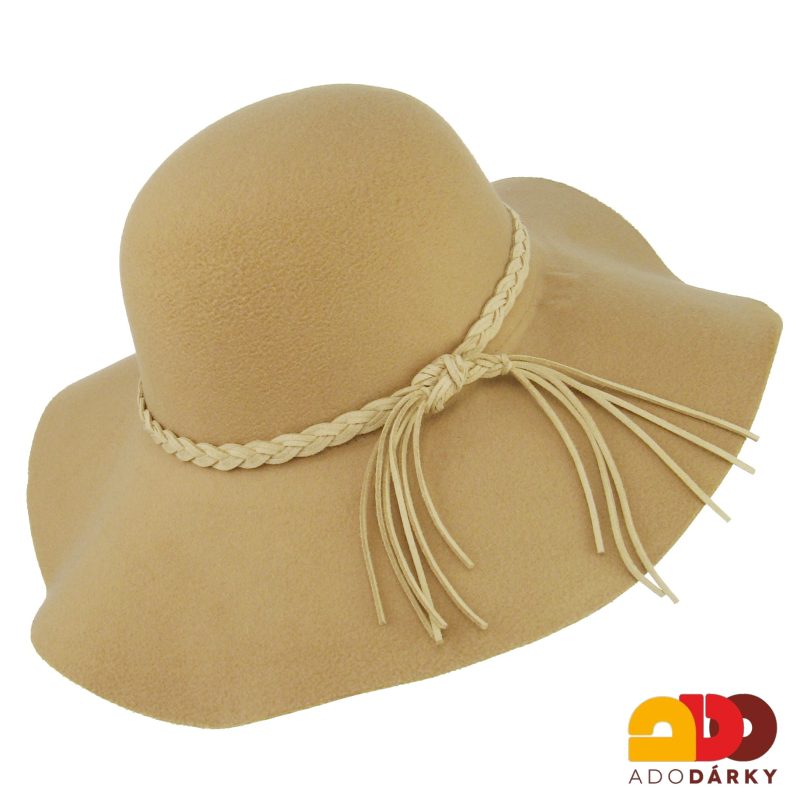 Světle hnědý klobouk s koženým páskem