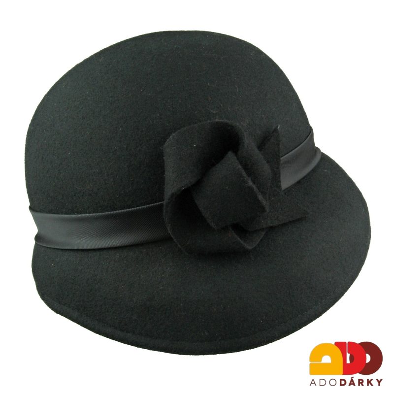 Černý plstěný klobouk se stuhou a ozdobnou mašlí