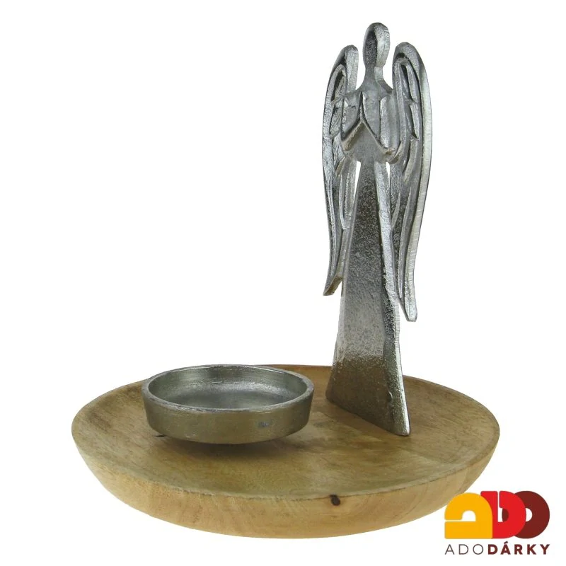 Kovový svícen s andělem na dřevěné misce 22 cm