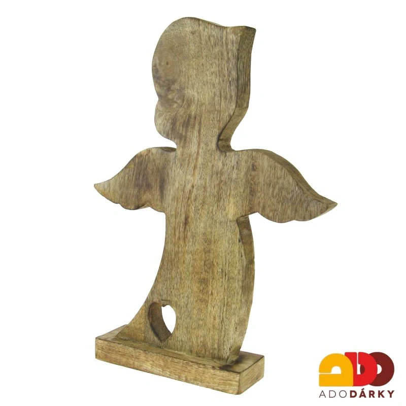 Dřevěný anděl s malým vyřezaným srdíčkem 38 cm