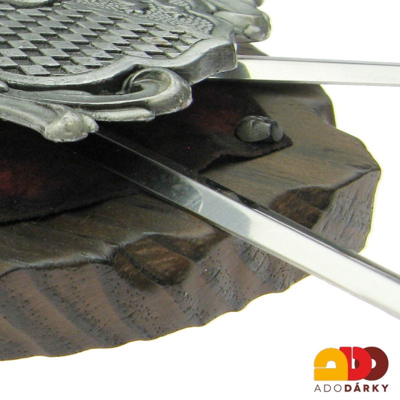 Kovový erb s meči na dřevě 28 cm