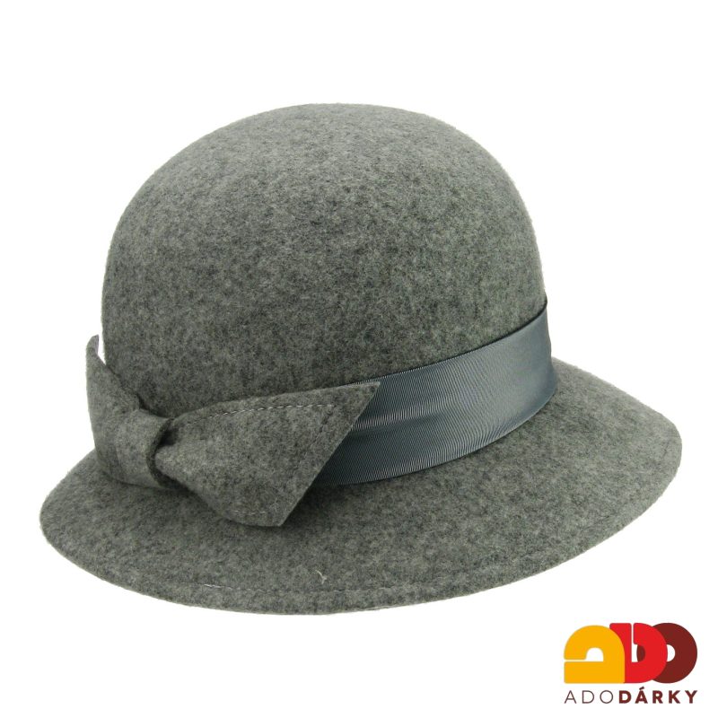 Šedý plstěný klobouk se stuhou a mašlí
