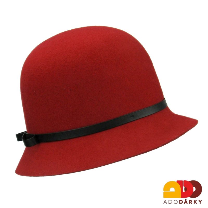 Červený plstěný klobouk s černou mašlí