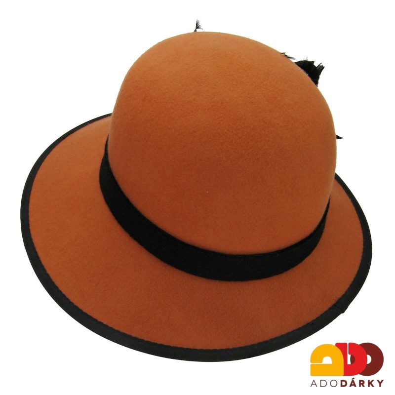 Oranžový plstěný klobouk s peřím