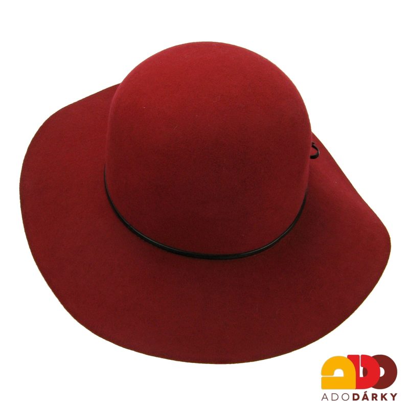 Červený tmavší plstěný klobouk s koženým řemínkem