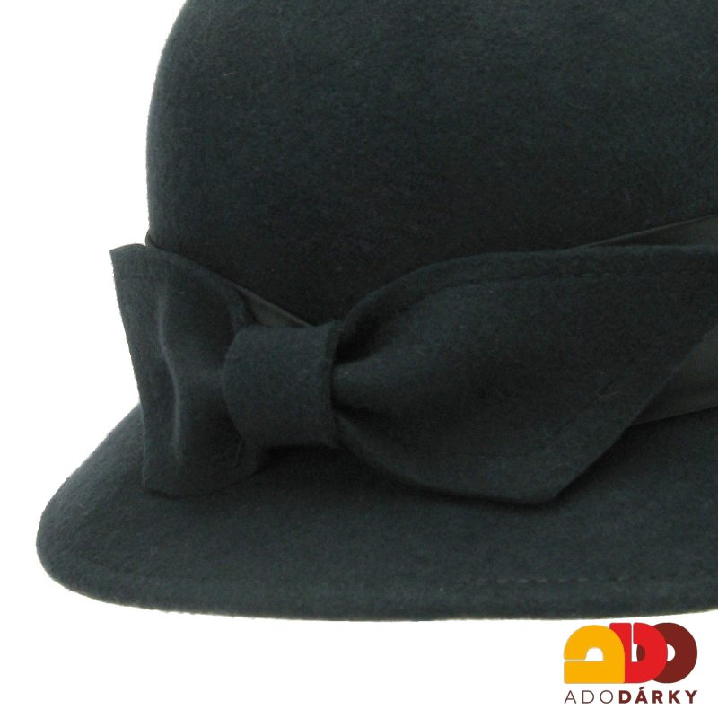 Modrý plstěný klobouk s mašlí