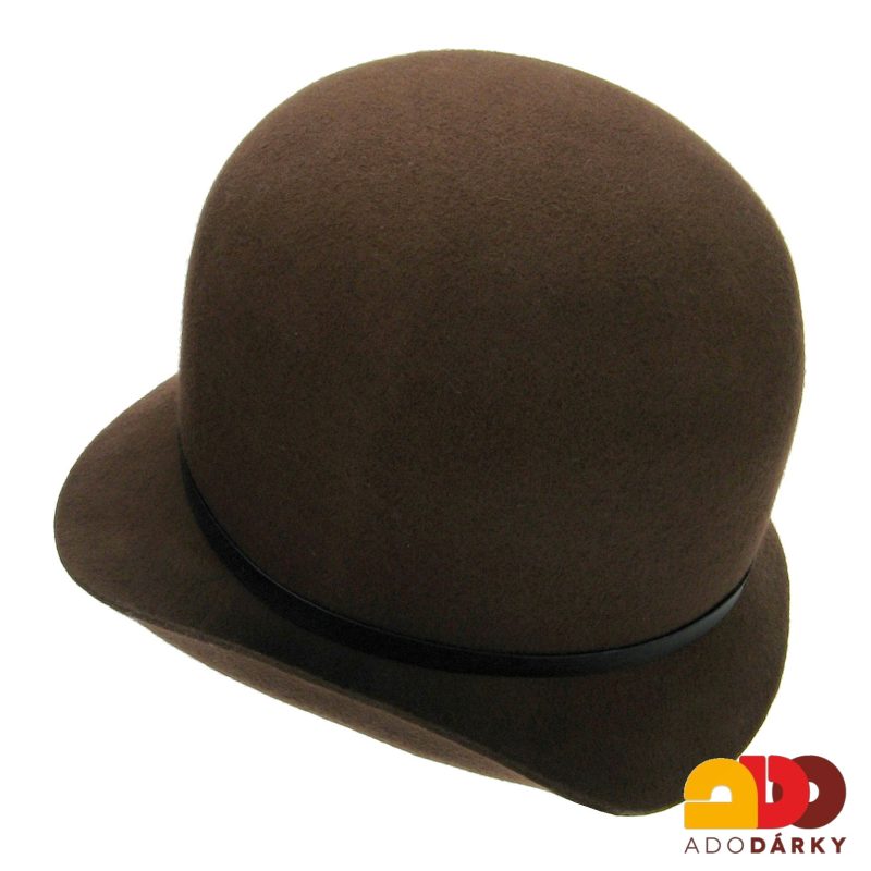 Hnědý plstěný klobouk vysoký s kulatou střechou