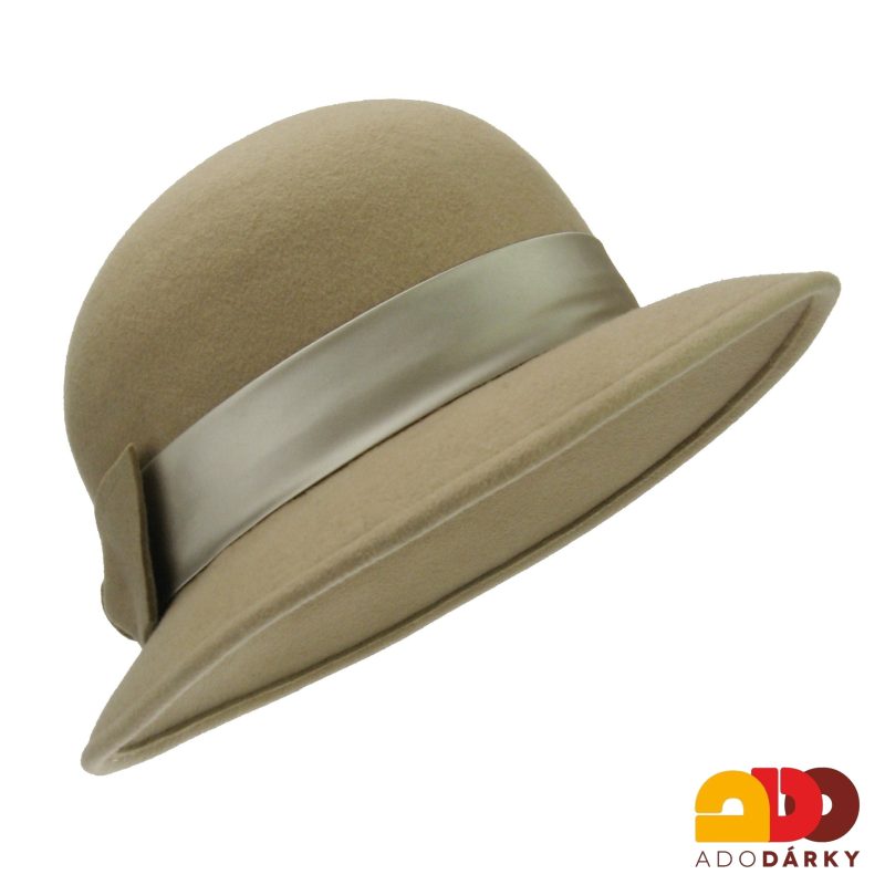 Béžový plstěný klobouk se stuhou a mašlí