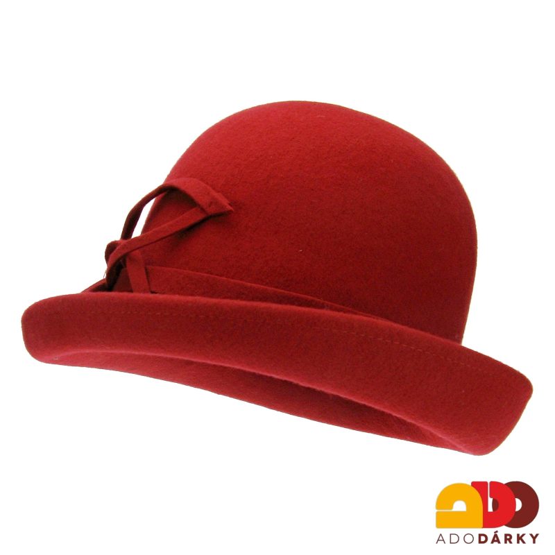 červený plstěný klobouk s velkou mašlí