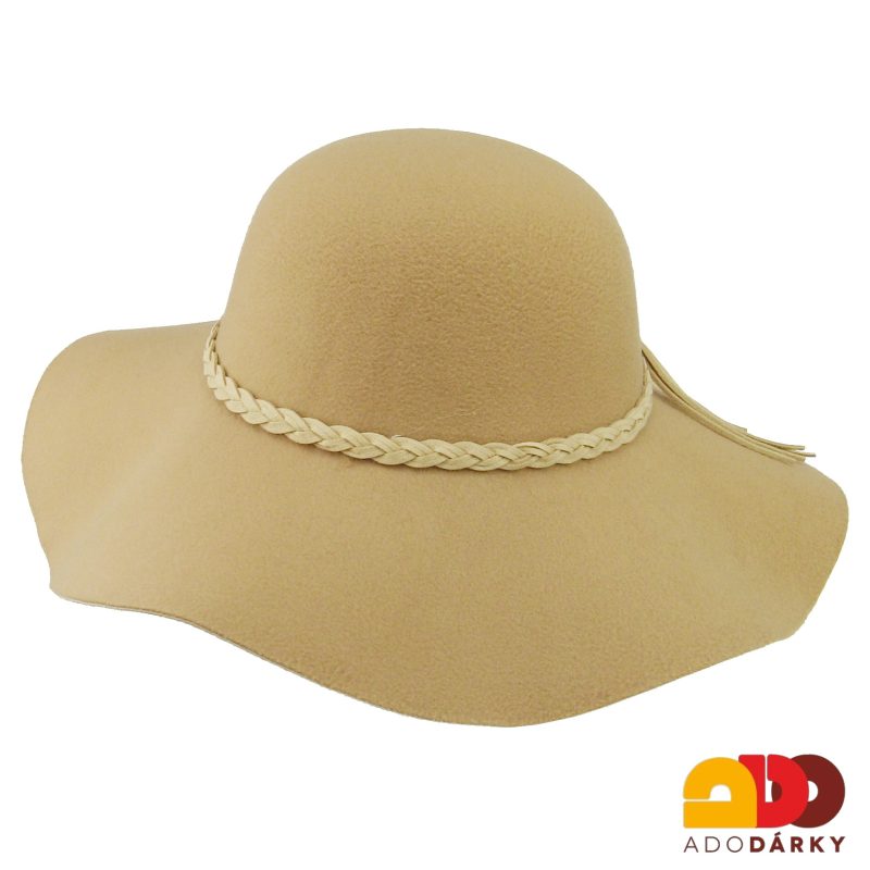 Světle hnědý klobouk s koženým páskem