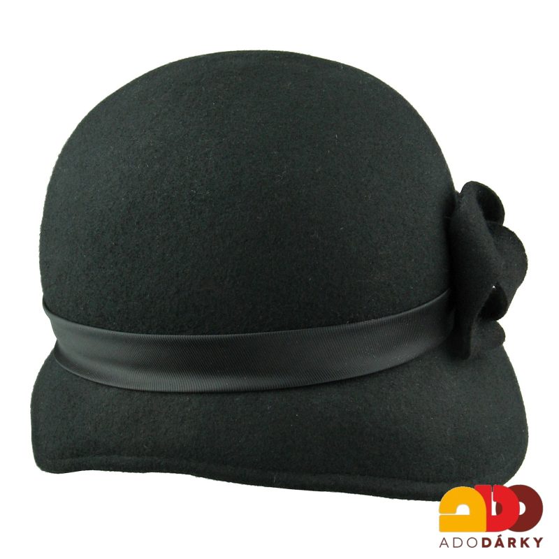 Černý plstěný klobouk se stuhou a ozdobnou mašlí