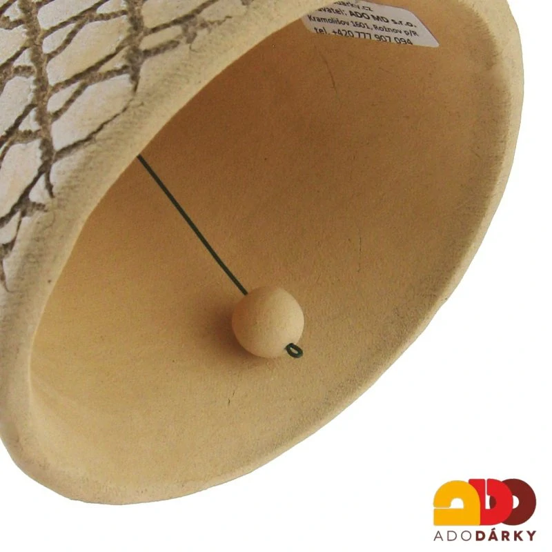 Zvonek kočka se srdcem, beruškou, čtyřlístkem a bílou květinkou 18 cm