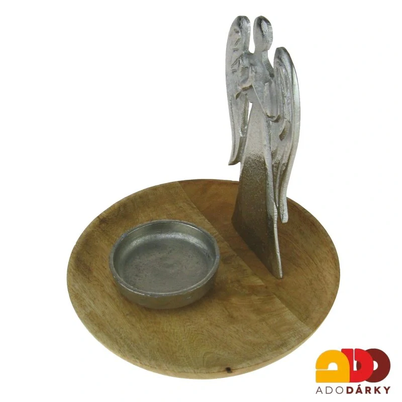Kovový svícen s andělem na dřevěné misce 22 cm