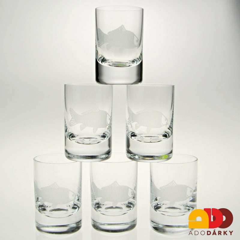 Sada odlivek na dřevěném tácku s kaprem