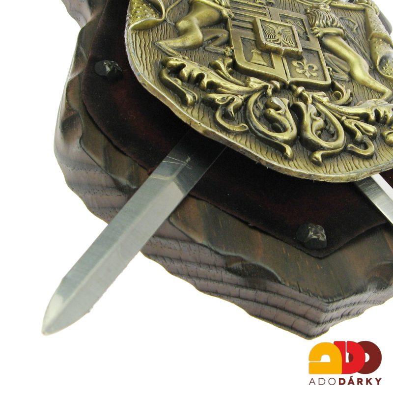 Kovový erb s meči na dřevě 28 cm