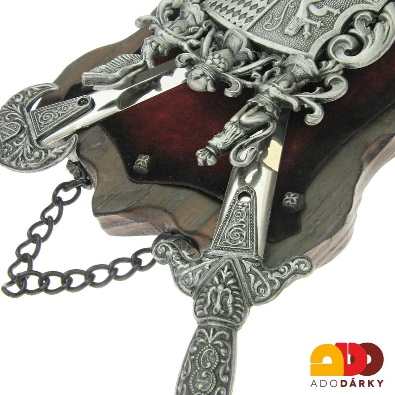 Kovový erb s meči na dřevě 28 cm