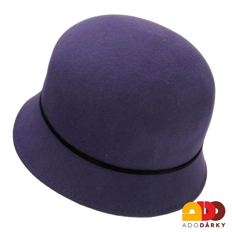 Fialový vlněný klobouk s dekorací