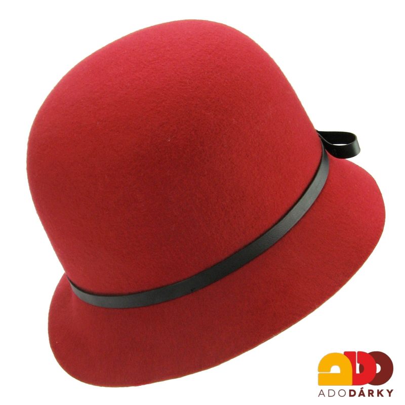 Červený plstěný klobouk s černou mašlí