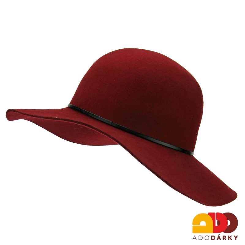 Červený tmavší plstěný klobouk s koženým řemínkem