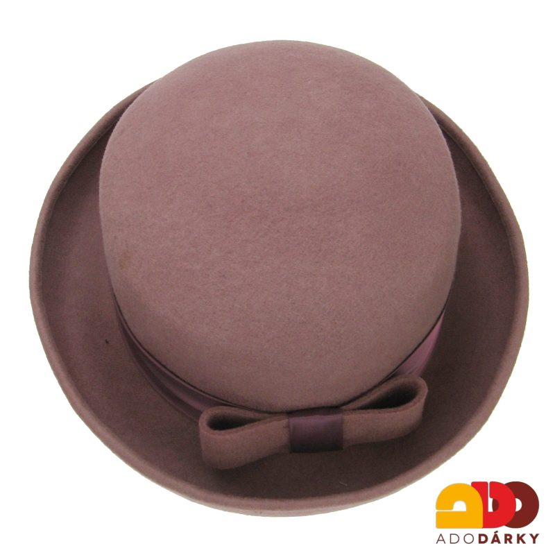 Starorůžový plstěný klobouk s rovnou střechou a mašlí