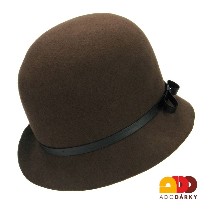 Hnědý plstěný klobouk vysoký s kulatou střechou
