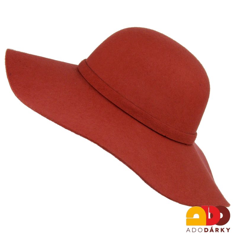 Červený plstěný klobouk