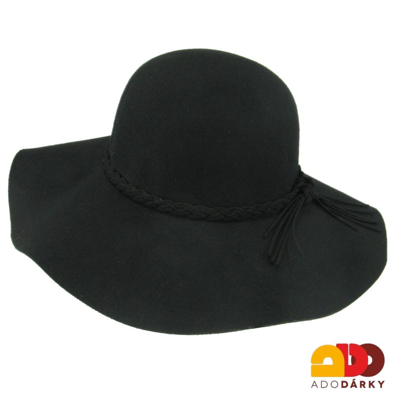 Černý klobouk s koženým páskem