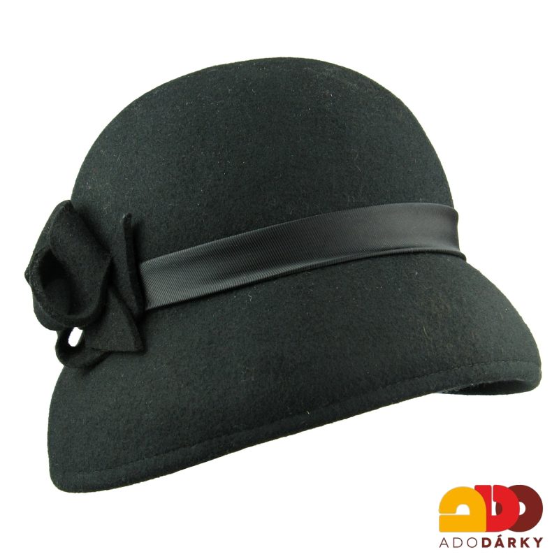 Černý plstěný klobouk se stuhou a ozdobnou mašlí