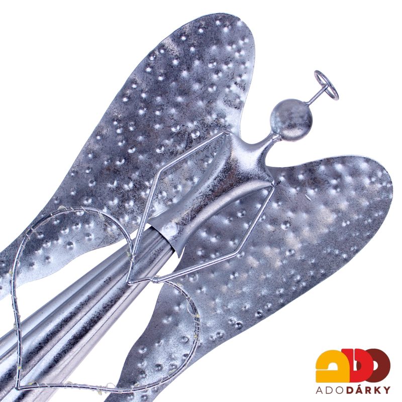 Plechový anděl stříbrný se svítícím LED srdcem 43 cm