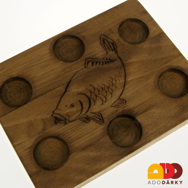 Sada odlivek na dřevěném tácku s kaprem