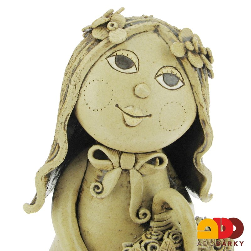 Keramická "Víla Amálka s košíkem květů" 26 cm