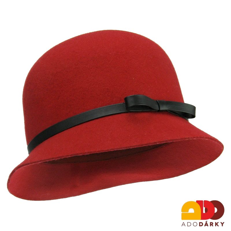 Červený plstěný klobouk s černou mašlí
