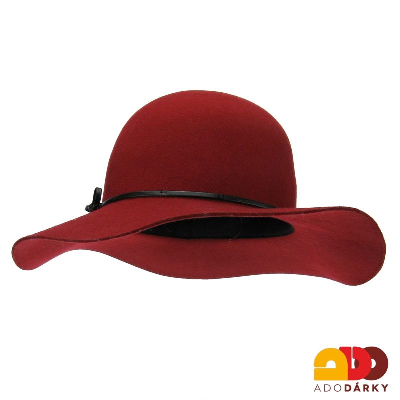 Červený tmavší plstěný klobouk s koženým řemínkem