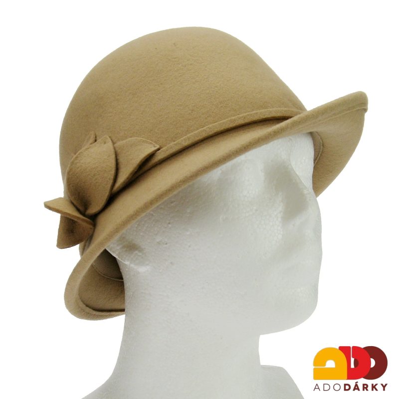 Béžový plstěný klobouk s kytičkou