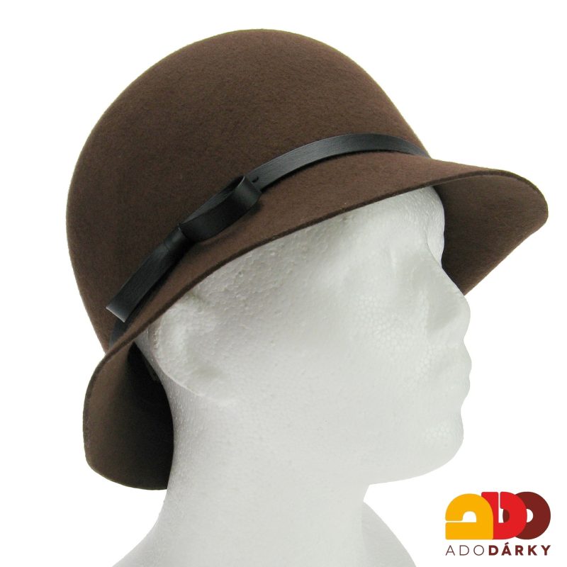 Hnědý plstěný klobouk vysoký s kulatou střechou