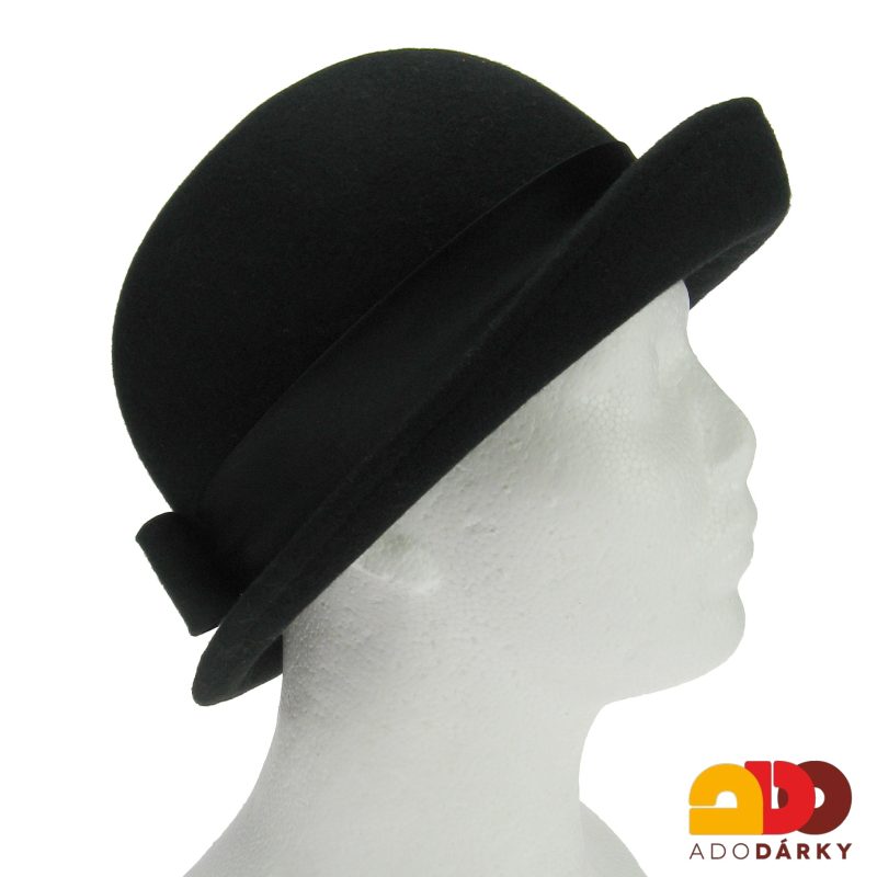 Černý plstěný klobouk se stuhou a mašlí