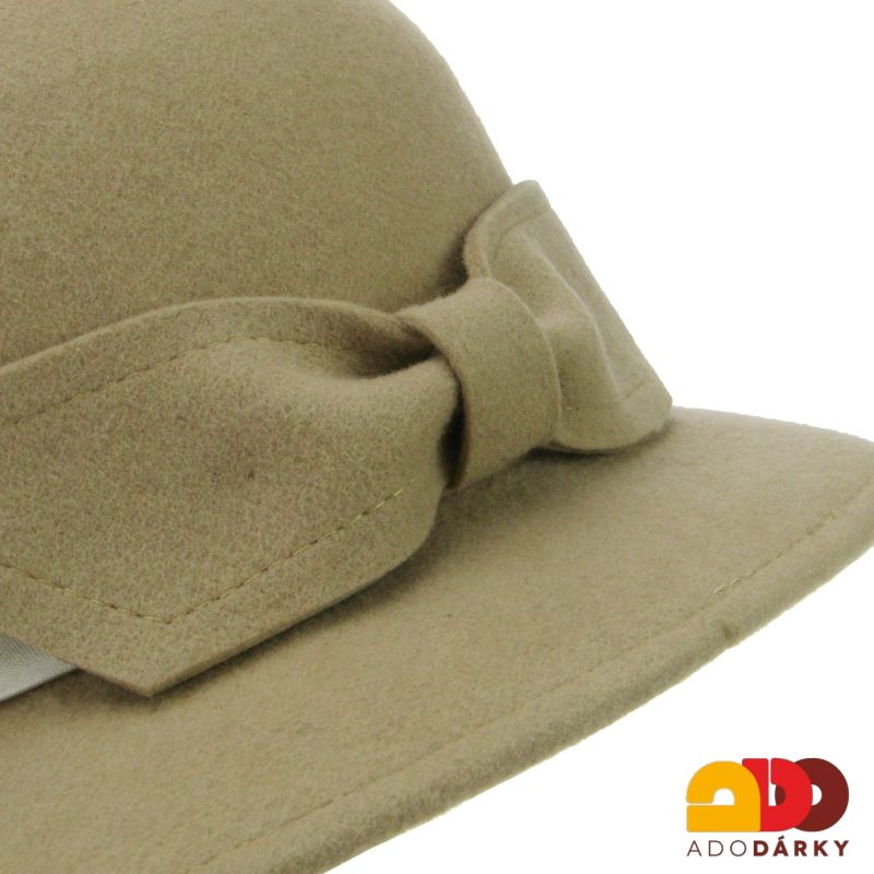 Béžový plstěný klobouk se stuhou a mašlí