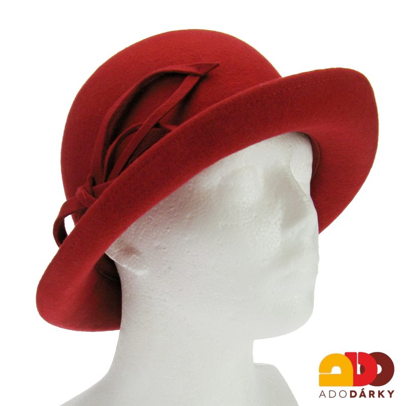 červený plstěný klobouk s velkou mašlí