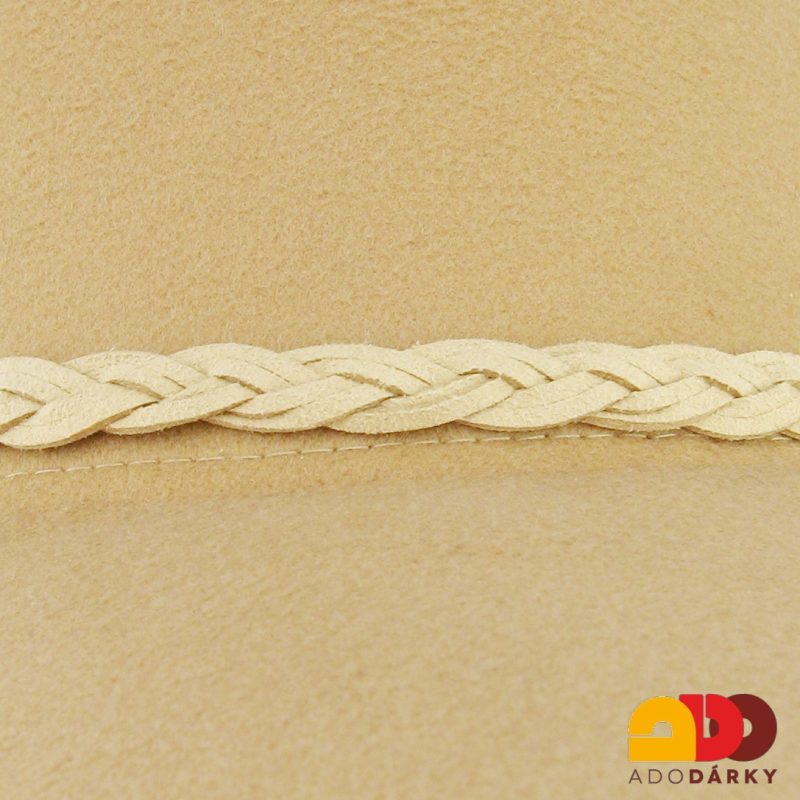 Světle hnědý klobouk s koženým páskem